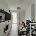 Modern Cozy Apartment, Neighborhood, Good Connectivity شقة